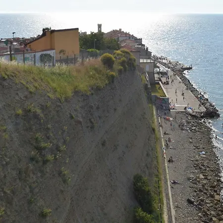 Hostal Traditional House Piran